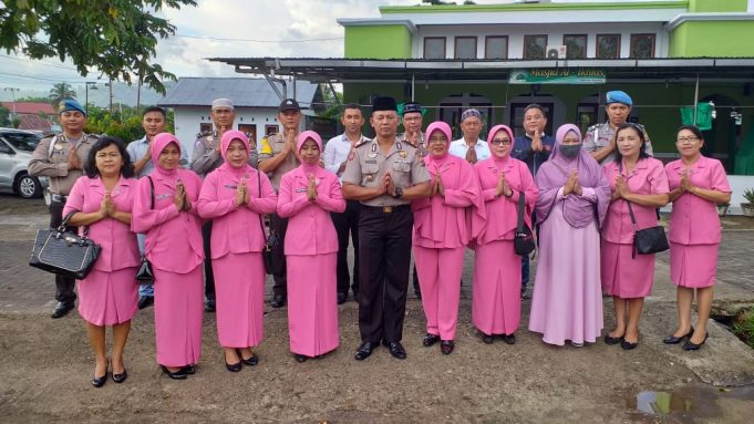 Polsek Kotamobagu bagi bagi Takjil gratis.