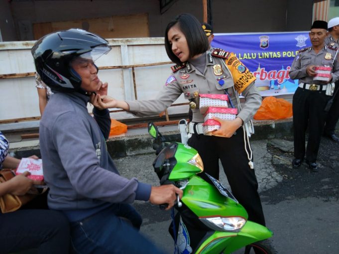 Satlantas Polres Kotamobagu Bagi Takjil Gratis di pusat kota Kotamobagu