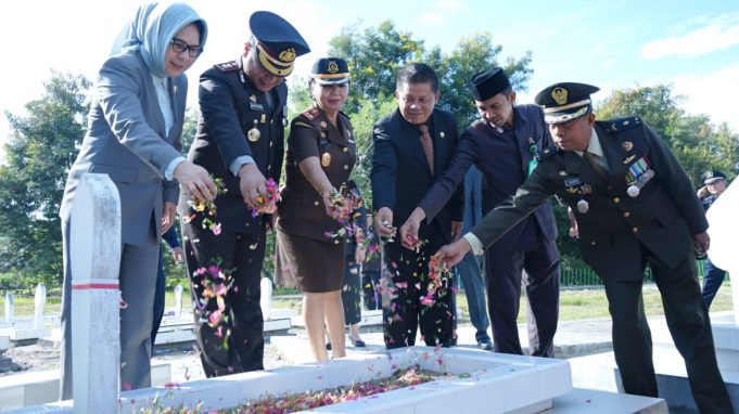 HUT RI ke-74, Bersama Forkopimda Kapolres Kotamobagu Ziarah TMP
