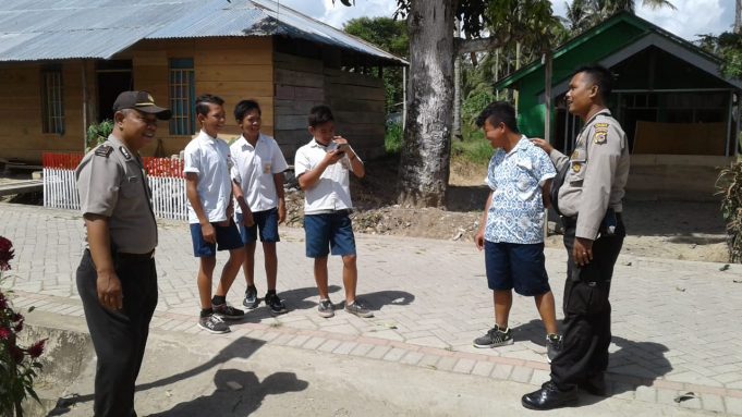 Tangkal kenakalan remaja, Polsek Dumoga Utara rutin patroli saat jam sekolah