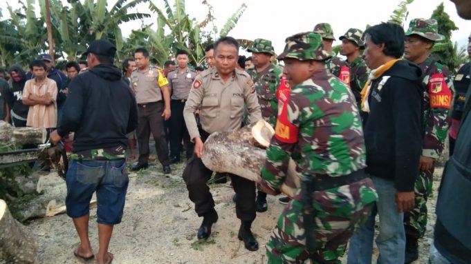 Kapolres Kotamobagu turun langsung bersama pasukan buka akses jalan Dumoga dibantu TNI