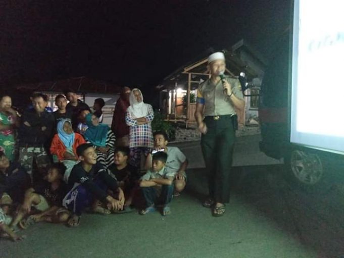 Presentase Kreatif Da’i Kamtibmas pikat ratusan warga Desa Moyag meski hanya dipinggir jalanan