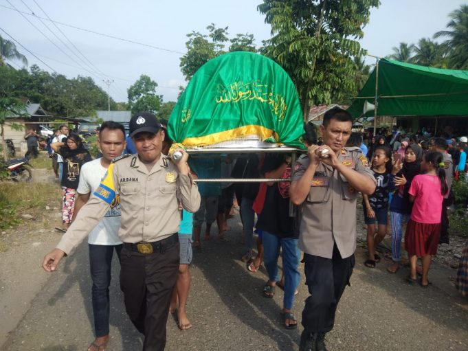 Berempati serta turut berduka cita, Kapolsek Dumoga Utara usung keranda Almarhum Richie Simbala.