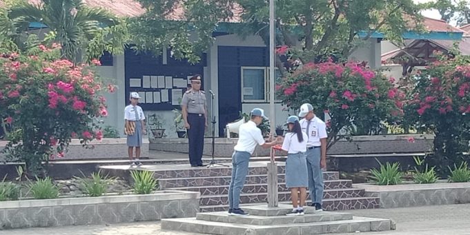 Bina Generasi Muda & cegah tawuran, sejumlah pejabat Polres Kotamobagu jadi pembina upacara di Sekolah