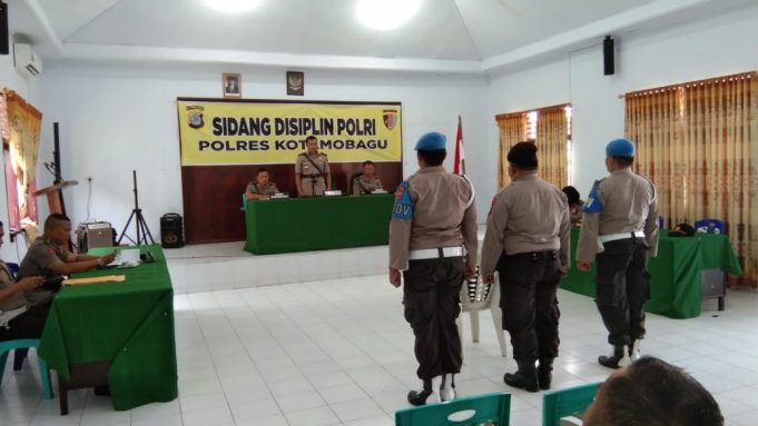 Pimpin Sidang Disiplin, Walau penuh pertimbangan Wakapolres tetap berikan sangsi tegas 2 Anggotanya.