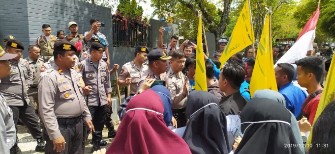 Unjuk rasa hari korupsi dan HAM sedunia, Polres Kotamobagu amankan kantor DPR Kotamobagu