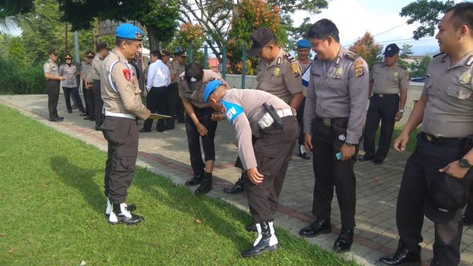 Dalam rangka Pembinaan Disiplin, Propam laksanakan pemeriksaan kelengkapan.