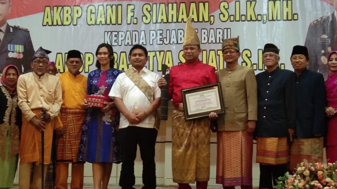 Pelepasan gelar “Ki Binandangan”, secara adat tampuk Kepemimpinan Polri di Kota Kotamobagu resmi berpindah.