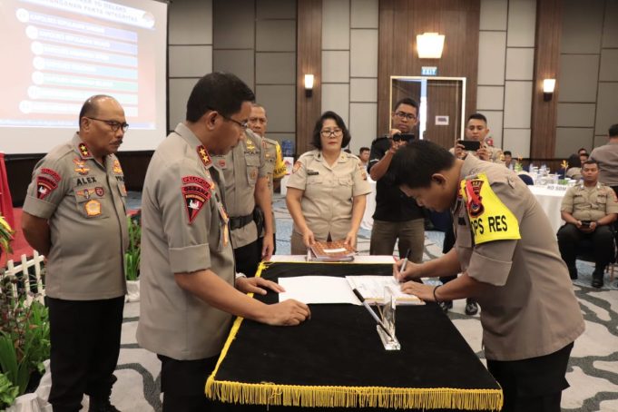 Kapolda Sulut serahkan Dipa Satker 2020, Kapolres Kotamobagu tanda tangani Pakta Integritas