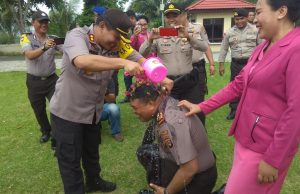 Sejumlah personil Polres Kotamobagu diberi Reward kenaikan pangkat, Kapolres laksanakan tradisi siraman air kembang