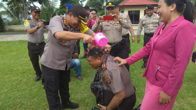Sejumlah personil Polres Kotamobagu diberi Reward kenaikan pangkat, Kapolres laksanakan tradisi siraman air kembang