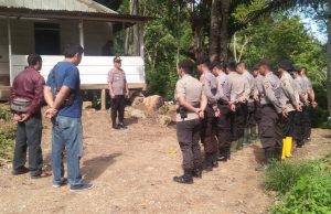 Polsek lolayan pasang baliho himbauan “Stop Menambang, Nyawa Lebih Berharga” di lokasi tambang Busa Bakan.