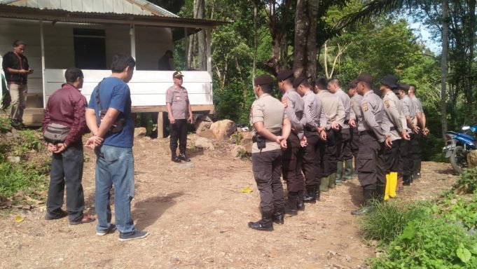 Polsek lolayan pasang baliho himbauan “Stop Menambang, Nyawa Lebih Berharga” di lokasi tambang Busa Bakan.