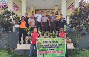 Polsek Passi laksanakan giat “Polri Peduli Penghijauan” dengan menanam pohon di depan Kantor Polsek.
