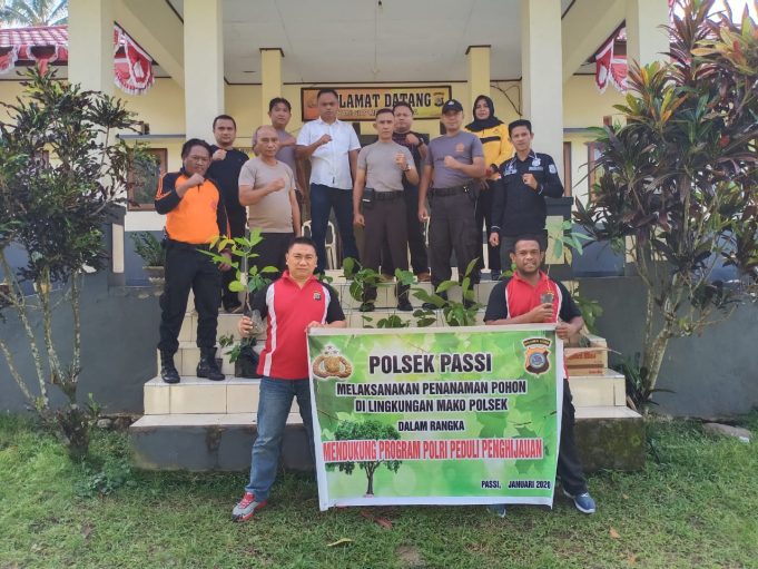Polsek Passi laksanakan giat “Polri Peduli Penghijauan” dengan menanam pohon di depan Kantor Polsek.