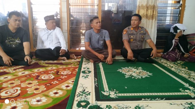 Sambang Duka personil Polsek Lolayan, Kapolsek sampaikan belasungkawa Almarhum Herry Lewan