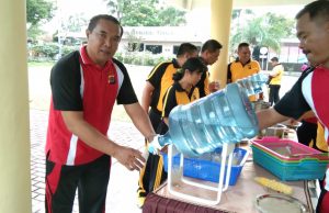 Peduli lingkungan, Polres Kotamobagu tiadakan lagi penggunaan air mineral plastik sekali pakai di setiap kegiatan olah raga.