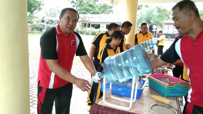 Peduli lingkungan, Polres Kotamobagu tiadakan lagi penggunaan air mineral plastik sekali pakai di setiap kegiatan olah raga.