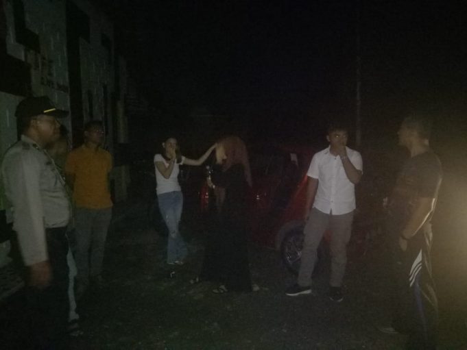 KRYD malam minggu Polsek Lolayan, pulangkan 2 pasang Remaja di lokasi Cafe Weris Jalan AKD.