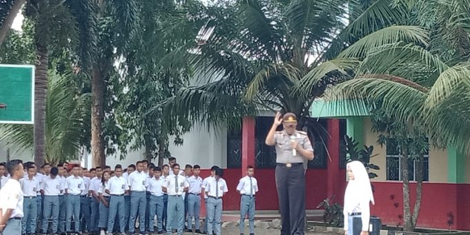 Tekan kenakalan Remaja, Kasat Binmas pimpin upacara di SMK TI Cokroaminoto Kotamobagu.