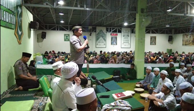 Disuguhi kue Ultah, Kapolres akui Silaturahim di Majelis Nurul Khairat Kotamobagu memberi kesan tersendiri.