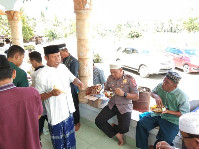 Pererat Silaturahmi, Kapolsek Kotamobagu Sholat Jum’at bersama Masyarakat Motoboi Kecil