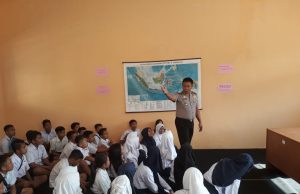 Himbau Siswa SMP Lolayan, Kapolsek : “Jauhi Ehabond serta lakukan hal-hal yang Positif”.