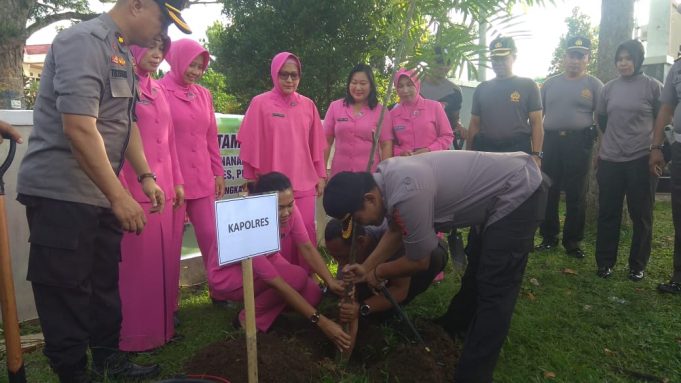 “Polri Peduli Penghijauan” Kapolres Kotamobagu AKBP PRASETYA SEJATI, SIK pimpin penanaman 350 pohon