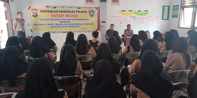 Sambangi Sekolah, Sat Binmas gelar kemitraan Polmas, Da’i Kamtibmas gelar Zikir dan Do’a awali sekolah tahun 2020