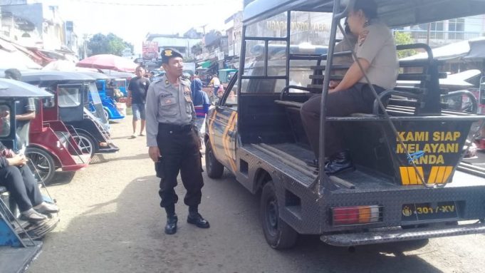 Sering macet pada pagi hari, Polsek Kotamobagu turun tangan bantu atur lalu lintas pasar Serasi