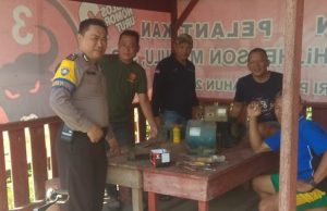 Sambangi Warga, Bhabinkamtibmas Desa Bulud berikan Himbauan Kamtibmas