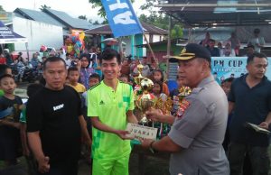 Final Sepak Bola piala LPM Matali, Kapolsek Kotamobagu dan Bhabinkamtibmas serahkan Piala