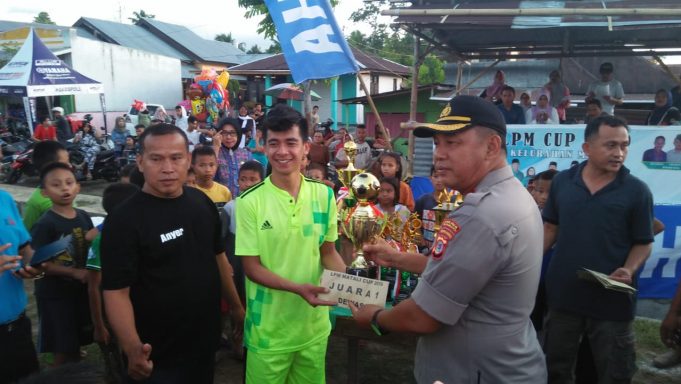 Final Sepak Bola piala LPM Matali, Kapolsek Kotamobagu dan Bhabinkamtibmas serahkan Piala