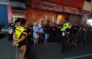 Tekan laka lantas di malam minggu, KBO Lantas berikan himbauan Kamseltibcar Lantas di Bundaran Paris.