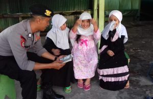 Unik!, Personil Satuan Sabhara sempatkan ajarkan mengaji Anak-Anak di MRBM saat Patroli.