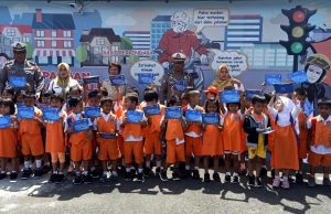 Kasat Lantas akui senang beri materi rambu lalu lintas saat terima kunjungan siswa-siswi TK Kuntum Seruni.