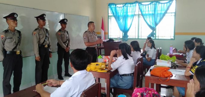 Satuan Binmas Polres Kotamobagu sosialisasi tentang Kenakalan Remaja di SMA Negeri 1 Passi dan SMA Katholik Teodorus Kotamobagu