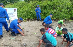 Polri peduli penghijauan, Kasat Polair pimpin penanaman 500 Manggrove di Labuan Uki