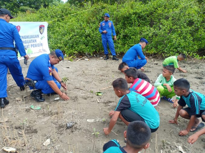 Polri peduli penghijauan, Kasat Polair pimpin penanaman 500 Manggrove di Labuan Uki