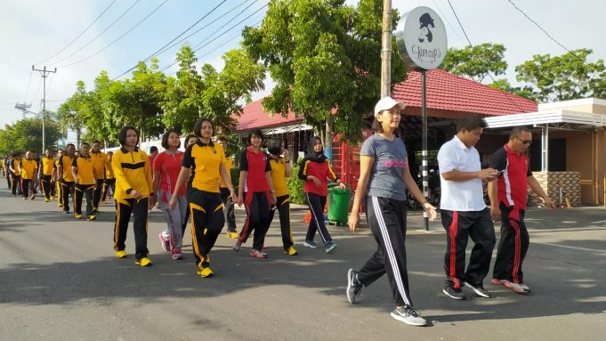 Jaga Fisik dan Kebugaran Tubuh, Personel Polres Kotamobagu Gelar Olahraga Bersama