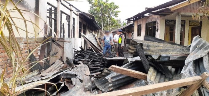 Masyarakat akhirnya kembalikan barang jarahan milik SDN 1 Motbes saat kebakaran setelah dihimbau Polsek Kotamobagu