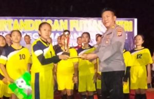 Final Futsal piala Forkopimca Lolayan, Kapolsek pantau pengamanan sekaligus serahkan hadiah