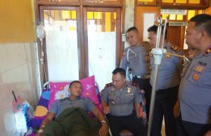 Sinergitas TNI-Polri, PJU Polres Kotamobagu dan Kapolsek jajaran jenguk personil Yon Armed 19/105 Bogani di RSU Lolak