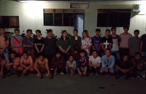 ‘Bakuku’ di atas Motor saat melintas di Kel.Upay, Teamsus Anoa boyong 25 Orang pelaku ke Polres Kotamobagu.