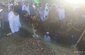 Kapolres Kotamobagu Hadiri pemakaman Bhabinkamtibmas Kelurahan Gogagoman.