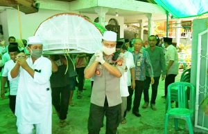 Berbalut masker & handskun bedah, Wakapolres turut mengusung jenazah saat sambang duka.