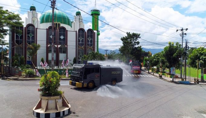 Cegah Corona, Polres Kotamobagu lakukan penyemprotan massal disinfektan bersama TNI, Brimob dan Pemkot Kotamobagu