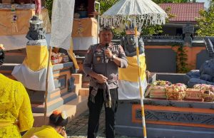 Kapolsek Kotamobagu sapa umat Hindu Dharma Kotamobagu saat hari raya kuningan di Pura Jagadnatha Mogolaing