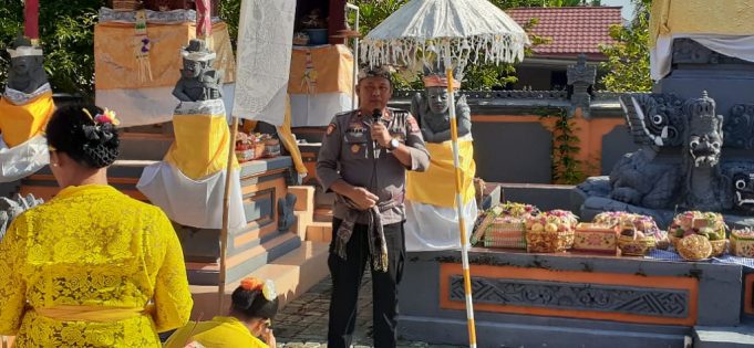 Kapolsek Kotamobagu sapa umat Hindu Dharma Kotamobagu saat hari raya kuningan di Pura Jagadnatha Mogolaing
