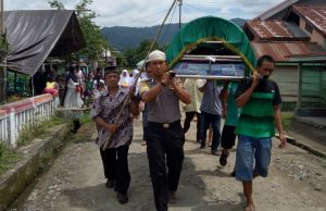 Sambang Duka, Bhabinkamtibmas Mopait ikut angkat keranda jenazah warga binaanya